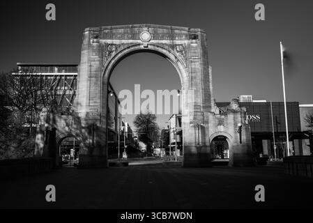 Ich nahm meine Kamera mit 2 ND-Filtern und meinem Stativ heraus, um meine Fotos auf 2-3 Minuten zu verlangsamen. Stockfoto