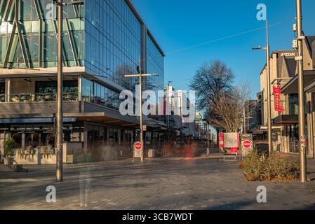 Ich nahm meine Kamera mit 2 ND-Filtern und meinem Stativ heraus, um meine Fotos auf 2-3 Minuten zu verlangsamen. Stockfoto