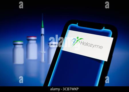 20. Juli 2023, Asuncion, Paraguay: Das Logo von Halozyme Therapeutics, einem biopharmazeutischen Unternehmen mit Sitz in San Diego, KALIFORNIEN, wird auf einem Smartphone vor einer visuellen Darstellung von medizinischen Spritzen und Fläschchen angezeigt. (Bild: © Andre M. Chang/ZUMA Press Wire) Stockfoto
