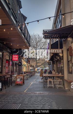 Ich nahm meine Kamera mit 2 ND-Filtern und meinem Stativ heraus, um meine Fotos auf 2-3 Minuten zu verlangsamen. Stockfoto