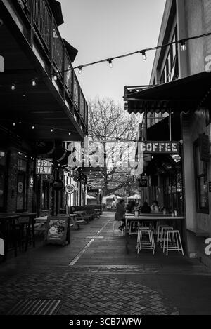 Ich nahm meine Kamera mit 2 ND-Filtern und meinem Stativ heraus, um meine Fotos auf 2-3 Minuten zu verlangsamen. Stockfoto