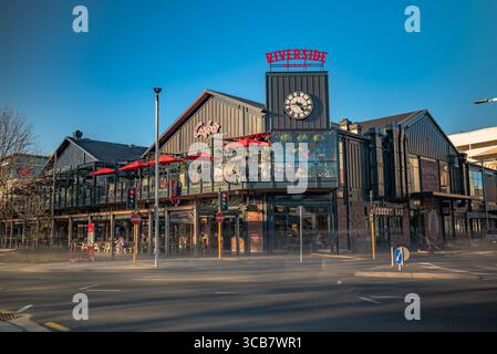 Ich nahm meine Kamera mit 2 ND-Filtern und meinem Stativ heraus, um meine Fotos auf 2-3 Minuten zu verlangsamen. Stockfoto