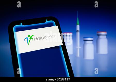20. Juli 2023, Asuncion, Paraguay: Das Logo von Halozyme Therapeutics, einem biopharmazeutischen Unternehmen mit Sitz in San Diego, KALIFORNIEN, wird auf einem Smartphone vor einer visuellen Darstellung von medizinischen Spritzen und Fläschchen angezeigt. (Bild: © Andre M. Chang/ZUMA Press Wire) Stockfoto