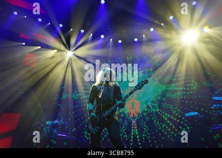 26. April 2023, Dallas, Texas, USA: Bassist und Sänger Troy Sanders, Mitglied der amerikanischen Heavy-Metal-Band Mastodon, tritt am Donnerstag, 26. April 2023, im Pavilion der Toyota Music Factory in Irving, Texas auf. (Foto: © Javier Vicencio/ZUMA Press Wire) Stockfoto