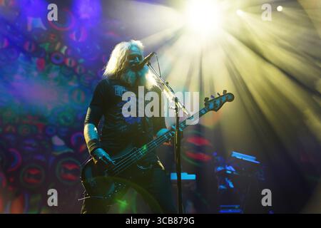 26. April 2023, Dallas, Texas, USA: Bassist und Sänger Troy Sanders, Mitglied der amerikanischen Heavy-Metal-Band Mastodon, tritt am Donnerstag, 26. April 2023, im Pavilion der Toyota Music Factory in Irving, Texas auf. (Foto: © Javier Vicencio/ZUMA Press Wire) Stockfoto