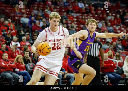 1. November 2023: Steven Crowl (22) fährt während des NCAA-Basketballspiels zwischen der University of Wisconsin-Stevens Point Pointers und den Wisconsin Badgers im Kohl Center in Madison, WI, zum Korb. Darren Lee/CSM (Kreditbild: Stockfoto