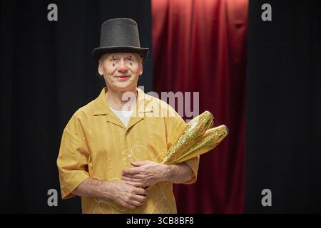 Senior Caucasian Man Performt Comedy Act Und Hält Jonglierclubs Auf Der Bühne Stockfoto