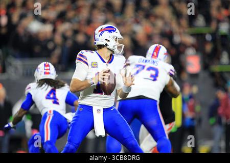 5. November 2023: Buffalo Bills Quarterback Josh Allen (17) während des regulären Saisonspiels zwischen den Buffalo Bills und Cincinnati Bengals in Cincinnati, Ohio. JP Waldron/Cal Sport Media (Kreditbild: Stockfoto