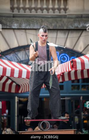 Edinburgh, Großbritannien. August 2025. August 2025 Edinburgh, Edinburgh Fringe Festival. Der Edinburgh Fringe ist jetzt in vollem Gange und die Menschenmassen strömen zur Royal Mile, um die vielen Talente und Sehenswürdigkeiten und Klänge der Straßenkünstler zu erleben. Die laute MIME-Show-Performance erreicht einen Höhepunkt, indem man Schwerter jongliert und gleichzeitig balanciert. PIC Credit: phil wilkinson/Alamy Live News Stockfoto