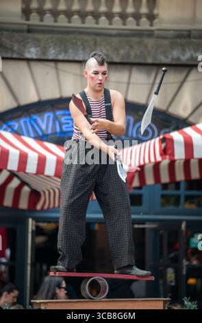 Edinburgh, Großbritannien. August 2025. August 2025 Edinburgh, Edinburgh Fringe Festival. Der Edinburgh Fringe ist jetzt in vollem Gange und die Menschenmassen strömen zur Royal Mile, um die vielen Talente und Sehenswürdigkeiten und Klänge der Straßenkünstler zu erleben. Die laute MIME-Show-Performance erreicht einen Höhepunkt, indem man Schwerter jongliert und gleichzeitig balanciert. PIC Credit: phil wilkinson/Alamy Live News Stockfoto