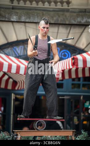 Edinburgh, Großbritannien. August 2025. August 2025 Edinburgh, Edinburgh Fringe Festival. Der Edinburgh Fringe ist jetzt in vollem Gange und die Menschenmassen strömen zur Royal Mile, um die vielen Talente und Sehenswürdigkeiten und Klänge der Straßenkünstler zu erleben. Die laute MIME-Show-Performance erreicht einen Höhepunkt, indem man Schwerter jongliert und gleichzeitig balanciert. PIC Credit: phil wilkinson/Alamy Live News Stockfoto