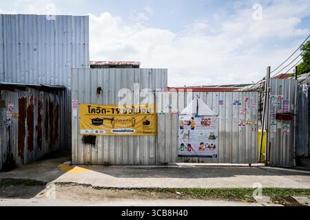 11. November 2023, Bangkok, Thailand: Ein allgemeiner Blick auf die Außenseite eines Bauarbeiterlagers aus großen Metallblechen in Bangkok, Thailand am 11. November 2023. Mehr als 100 Menschen, darunter Wanderarbeiter, leben und arbeiten hier 7 Tage pro Woche. In diesen Lagern leben Tausende von thailändischen, burmesischen und kambodschanischen Bauarbeitern und deren Familien. (Kreditbild: © Matt Hunt/ZUMA Press Wire) Stockfoto