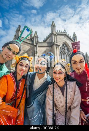 Edinburgh, Großbritannien. August 2025. August 2025 Edinburgh, Edinburgh Fringe Festival. Der Edinburgh Fringe ist jetzt in vollem Gange und die Menschenmassen strömen zur Royal Mile, um die vielen Talente und Sehenswürdigkeiten und Klänge der Straßenkünstler zu erleben. Bunte Kostüme von China Focus Act, mit der Show Zhuanczi's Dream PIC Credit: phil wilkinson/Alamy Live News Stockfoto