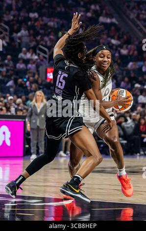 6. August 2025 San Francisco CA, USA Las Vegas Guard Jackie Young (0) fährt während des WNBA Basketballspiels zwischen Las Vegas Aces und den Golden State Valkyries zum Basketball. Las Vegas besiegt Golden State 78-72 im Chase Center San Francisco Kalifornien Thurman James/CSM Stockfoto