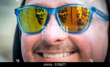 Edinburgh, Großbritannien. August 2025. August 2025 Edinburgh, Edinburgh Fringe Festival. Der Edinburgh Fringe ist jetzt in vollem Gange und die Menschenmassen strömen zur Royal Mile, um die vielen Talente und Sehenswürdigkeiten und Klänge der Straßenkünstler zu erleben. Gutes Wetter bringt ein Lächeln auf die Randgäste auf der Royal Mile PIC Credit: phil wilkinson/Alamy Live News Stockfoto