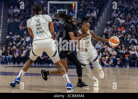 6. August 2025 San Francisco CA, USA Las Vegas-Garant Jewell Loyd (24) fährt während des WNBA-Basketballspiels zwischen Las Vegas Aces und den Golden State Valkyries zum Basketball. Las Vegas besiegt Golden State 78-72 im Chase Center San Francisco Kalifornien Thurman James/CSM Stockfoto
