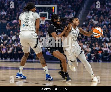 6. August 2025 San Francisco CA, USA Las Vegas-Garant Jewell Loyd (24) fährt während des WNBA-Basketballspiels zwischen Las Vegas Aces und den Golden State Valkyries zum Basketball. Las Vegas besiegt Golden State 78-72 im Chase Center San Francisco Kalifornien Thurman James/CSM Stockfoto
