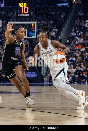 6. August 2025 San Francisco CA, USA Las Vegas Garde Jewell Loyd (24) geht während des WNBA Basketballspiels zwischen Las Vegas Aces und den Golden State Valkyries zum Basketball. Las Vegas besiegt Golden State 78-72 im Chase Center San Francisco Kalifornien Thurman James/CSM Stockfoto