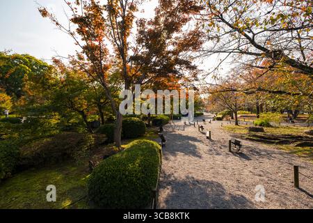 Wunderschöne To-JI-Tempel-Gartenszene mit lebendigem Laub, ruhigen Pfaden und einladender natürlicher Schönheit. Stockfoto