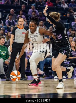 6. August 2025 San Francisco CA, USA Las Vegas-Garde Chelsea Gray (12) geht während des WNBA-Basketballspiels zwischen den Las Vegas Aces und den Golden State Valkyries zum Basketball. Las Vegas besiegt Golden State 78-72 im Chase Center San Francisco Kalifornien Thurman James/CSM Stockfoto