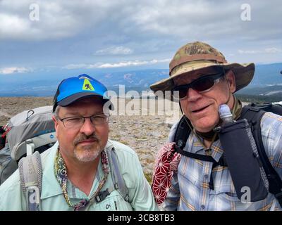 Zwei Wanderer genießen ein Outdoor-Abenteuer und erkunden den Mount Hood Timberline Trail, ausgestattet mit Ausrüstung, umgeben von der Natur, Oregon Stockfoto
