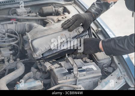 Mechaniker, der den Luftfilter auswechselt. Stockfoto