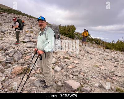 Wandergruppe mit Rucksäcken auf dem Mount Hood Timberline Trail, wo Sie Outdoor-Abenteuer in vielseitigem Gelände erleben Stockfoto