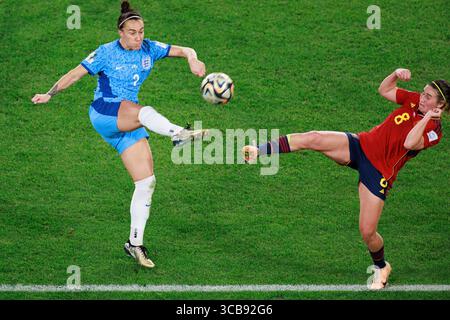 20. August 2023, Melbourne, Australien: LUCY BRONZE (2) aus England und MARIONA CALDENTEY (8) aus Spanien treten im Finale der Frauen-Weltmeisterschaft 2023 im Stadion Australia in Sydney um den Ball an. (Bild: © Sydney Low/ZUMA Press Wire) Stockfoto