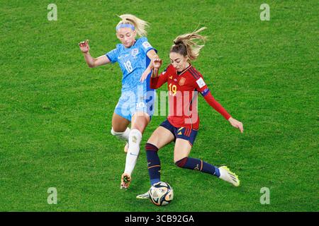 20. August 2023, Melbourne, Australien: OLGA CARMONA (19) aus Spanien und CHLOE KELLY (18) aus England kämpfen um den Ball beim Finale der Frauen-Weltmeisterschaft 2023 zwischen Spanien und England im Stadion Australia in Sydney, Australien. (Bild: © Sydney Low/ZUMA Press Wire) Stockfoto