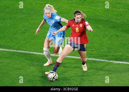 20. August 2023, Melbourne, Australien: CHLOE KELLY (18) aus England und MARIONA CALDENTEY (8) aus Spanien treten um den Ball beim Finale der Frauen-Weltmeisterschaft 2023 zwischen Spanien und England im Stadion Australia in Sydney an. (Bild: © Sydney Low/ZUMA Press Wire) Stockfoto