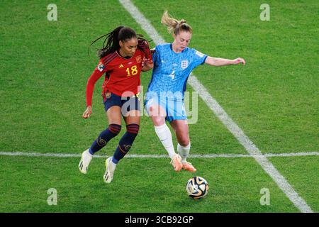 20. August 2023, Melbourne, Australien: SALMA PARALLUELO (18) aus Spanien und KEIRA WALSH (4) aus England treten beim Finale der Frauen-Weltmeisterschaft 2023 im australischen Stadion in Sydney um den Ball an. (Bild: © Sydney Low/ZUMA Press Wire) Stockfoto