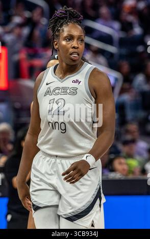 6. August 2025 San Francisco CA, USA Las Vegas Wachmann Chelsea Gray (12) auf dem Platz während des WNBA Basketballspiels zwischen Las Vegas Aces und den Golden State Valküren. Las Vegas besiegt Golden State 78-72 im Chase Center San Francisco Kalifornien Thurman James/CSM Stockfoto
