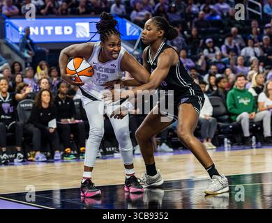 6. August 2025 San Francisco CA, USA Las Vegas Garde Chelsea Gray (12) kämpft um den Rebound während des WNBA Basketballspiels zwischen Las Vegas Aces und den Golden State Valküren. Las Vegas besiegt Golden State 78-72 im Chase Center San Francisco Kalifornien Thurman James/CSM Stockfoto
