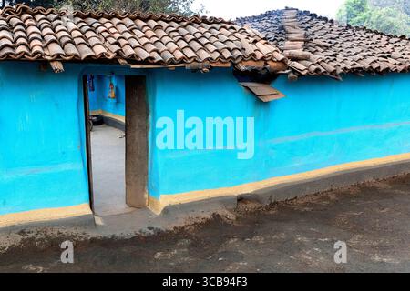 Traditionelles Haus aus Schlamm im abgelegenen Teil indiens, blaues Haus und Eingang zum Hof des Hauses Stockfoto