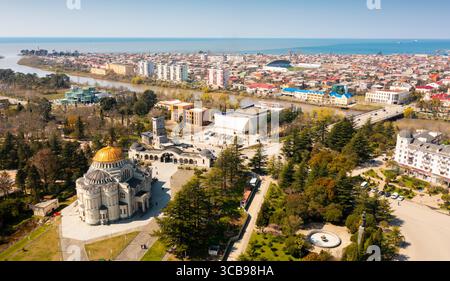 Luftaufnahme von Poti Stadtbild mit orthodoxer Kathedrale, Georgien Stockfoto