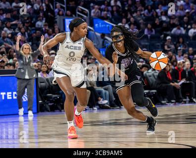 6. August 2025 San Francisco CA, USA Golden State Guard Tiffany Hayes (15) geht während des WNBA Basketballspiels zwischen Las Vegas Aces und den Golden State Valküren zum Basketball. Las Vegas besiegt Golden State 78-72 im Chase Center San Francisco Kalifornien Thurman James/CSM Stockfoto