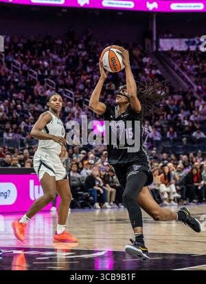 6. August 2025 San Francisco CA, USA Golden State Guard Tiffany Hayes (15) geht während des WNBA Basketballspiels zwischen Las Vegas Aces und den Golden State Valküren zum Basketball. Las Vegas besiegt Golden State 78-72 im Chase Center San Francisco Kalifornien Thurman James/CSM Stockfoto