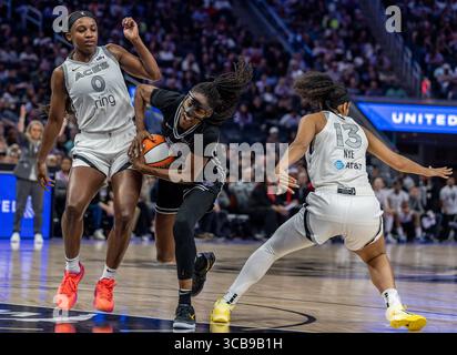 6. August 2025 San Francisco CA, USA Golden State Guard Tiffany Hayes (15) geht während des WNBA Basketballspiels zwischen Las Vegas Aces und den Golden State Valküren zum Basketball. Las Vegas besiegt Golden State 78-72 im Chase Center San Francisco Kalifornien Thurman James/CSM Stockfoto