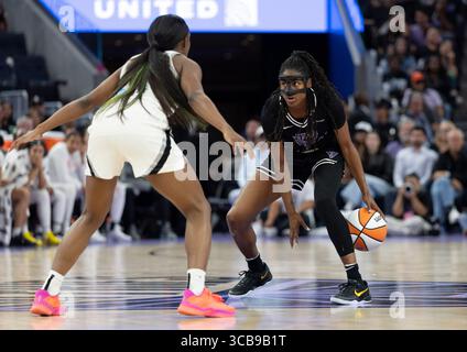6. August 2025 San Francisco CA, USA der Golden State Guard Tiffany Hayes (15) spielt während des WNBA Basketballspiels zwischen Las Vegas Aces und den Golden State Walküren. Las Vegas besiegt Golden State 78-72 im Chase Center San Francisco Kalifornien Thurman James/CSM Stockfoto