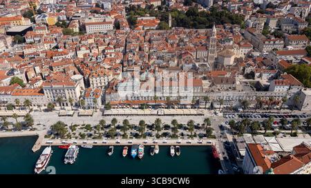 Blick aus der Vogelperspektive auf das historische Zentrum der Touristenstadt Split in Kroatien. Blick von oben auf die Stadtmauer und den Diokletianpalast an einem Sommertag Stockfoto