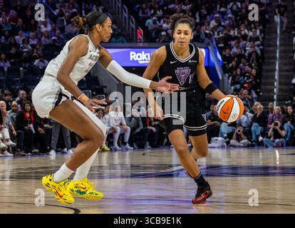 6. August 2025 San Francisco CA, USA Golden State Stürmer Janelle Salaun (13) geht während des WNBA Basketballspiels zwischen Las Vegas Aces und den Golden State Walküren in den Basketball. Las Vegas besiegt Golden State 78-72 im Chase Center San Francisco Kalifornien Thurman James/CSM Stockfoto