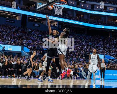 6. August 2025 San Francisco CA, USA Golden State Center Iliana Rupert (12) geht während des WNBA Basketballspiels zwischen Las Vegas Aces und den Golden State Valküren in den Basketball. Las Vegas besiegt Golden State 78-72 im Chase Center San Francisco Kalifornien Thurman James/CSM Stockfoto