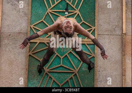 11. August 2023, Winchester, Hampshire, England: Boomtown Fair lockte die Besucher zu dem sonnenverwöhnten Festival mit überwiegend zeitgenössischen Tanzklängen an. Tausende strömten zu dem Ort in der Nähe von Winchester, wo eine eklektische Mischung aus Musik und Kunstdarstellern in einer fantastischen Welt von Fantasy-Kreationen und Musikbühnen enthalten war. (Bild: © Rod Harbinson/ZUMA Press Wire) Stockfoto