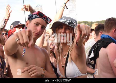 11. August 2023, Winchester, Hampshire, England: Boomtown Fair lockte die Besucher zu dem sonnenverwöhnten Festival mit überwiegend zeitgenössischen Tanzklängen an. Tausende strömten zu dem Ort in der Nähe von Winchester, wo eine eklektische Mischung aus Musik und Kunstdarstellern in einer fantastischen Welt von Fantasy-Kreationen und Musikbühnen enthalten war. (Bild: © Rod Harbinson/ZUMA Press Wire) Stockfoto