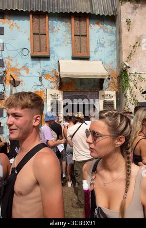 11. August 2023, Winchester, Hampshire, England: Boomtown Fair lockte die Besucher zu dem sonnenverwöhnten Festival mit überwiegend zeitgenössischen Tanzklängen an. Tausende strömten zu dem Ort in der Nähe von Winchester, wo eine eklektische Mischung aus Musik und Kunstdarstellern in einer fantastischen Welt von Fantasy-Kreationen und Musikbühnen enthalten war. (Bild: © Rod Harbinson/ZUMA Press Wire) Stockfoto
