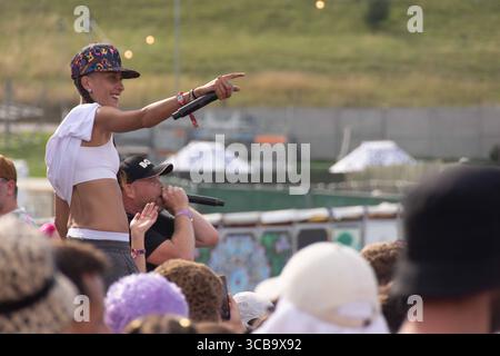 11. August 2023, Winchester, Hampshire, England: Boomtown Fair lockte die Besucher zu dem sonnenverwöhnten Festival mit überwiegend zeitgenössischen Tanzklängen an. Tausende strömten zu dem Ort in der Nähe von Winchester, wo eine eklektische Mischung aus Musik und Kunstdarstellern in einer fantastischen Welt von Fantasy-Kreationen und Musikbühnen enthalten war. (Bild: © Rod Harbinson/ZUMA Press Wire) Stockfoto