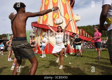 11. August 2023, Winchester, Hampshire, England: Boomtown Fair lockte die Besucher zu dem sonnenverwöhnten Festival mit überwiegend zeitgenössischen Tanzklängen an. Tausende strömten zu dem Ort in der Nähe von Winchester, wo eine eklektische Mischung aus Musik und Kunstdarstellern in einer fantastischen Welt von Fantasy-Kreationen und Musikbühnen enthalten war. (Bild: © Rod Harbinson/ZUMA Press Wire) Stockfoto