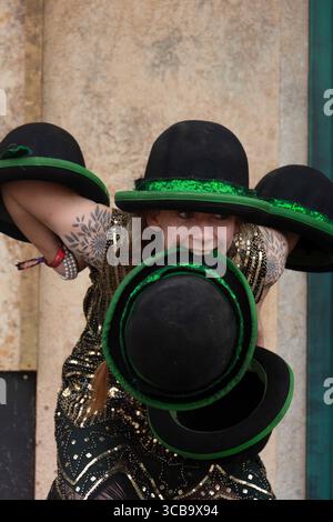 11. August 2023, Winchester, Hampshire, England: Boomtown Fair lockte die Besucher zu dem sonnenverwöhnten Festival mit überwiegend zeitgenössischen Tanzklängen an. Tausende strömten zu dem Ort in der Nähe von Winchester, wo eine eklektische Mischung aus Musik und Kunstdarstellern in einer fantastischen Welt von Fantasy-Kreationen und Musikbühnen enthalten war. (Bild: © Rod Harbinson/ZUMA Press Wire) Stockfoto