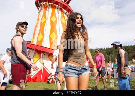 11. August 2023, Winchester, Hampshire, England: Boomtown Fair lockte die Besucher zu dem sonnenverwöhnten Festival mit überwiegend zeitgenössischen Tanzklängen an. Tausende strömten zu dem Ort in der Nähe von Winchester, wo eine eklektische Mischung aus Musik und Kunstdarstellern in einer fantastischen Welt von Fantasy-Kreationen und Musikbühnen enthalten war. (Bild: © Rod Harbinson/ZUMA Press Wire) Stockfoto