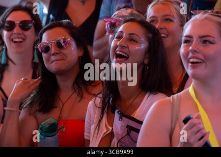 11. August 2023, Winchester, Hampshire, England: Boomtown Fair lockte die Besucher zu dem sonnenverwöhnten Festival mit überwiegend zeitgenössischen Tanzklängen an. Tausende strömten zu dem Ort in der Nähe von Winchester, wo eine eklektische Mischung aus Musik und Kunstdarstellern in einer fantastischen Welt von Fantasy-Kreationen und Musikbühnen enthalten war. (Bild: © Rod Harbinson/ZUMA Press Wire) Stockfoto